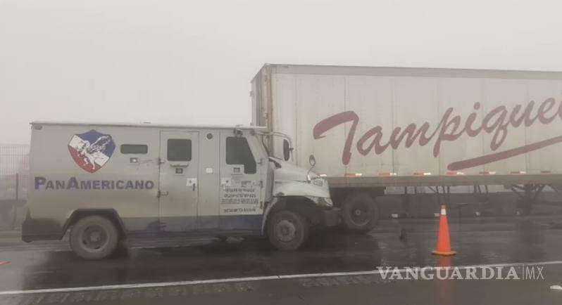 $!El camión de valores terminó incrustado en la parte trasera del tráiler sin que hubiera lesionados.