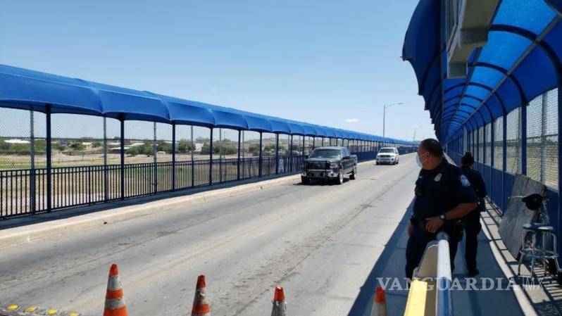 $!Automovilistas fueron desviados al Puente Internacional Número Dos, que operó como la única vía de cruce entre Eagle Pass y Piedras Negras durante el cierre.