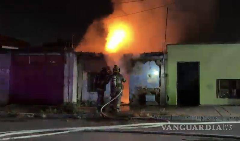 $!Bomberos combatieron las llamas.