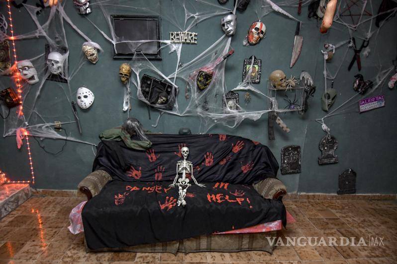 $!Calderos, pócimas y personajes de películas clásicas de terror se mezclan para crear un recorrido lleno de detalles, preparados durante semanas por la anfitriona.