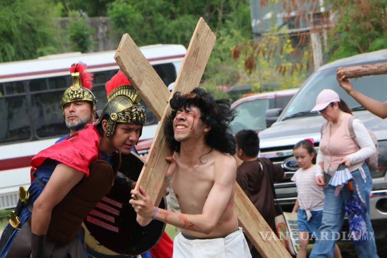 $!Familias y jóvenes recorren las calles de la ciudad acompañando cada estación del Viacrucis.
