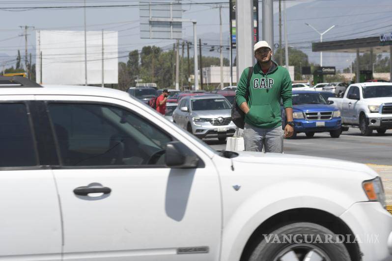 $!En ocasiones ni siquiera cruzar en las esquinas con semáforos es seguro para el peatón.