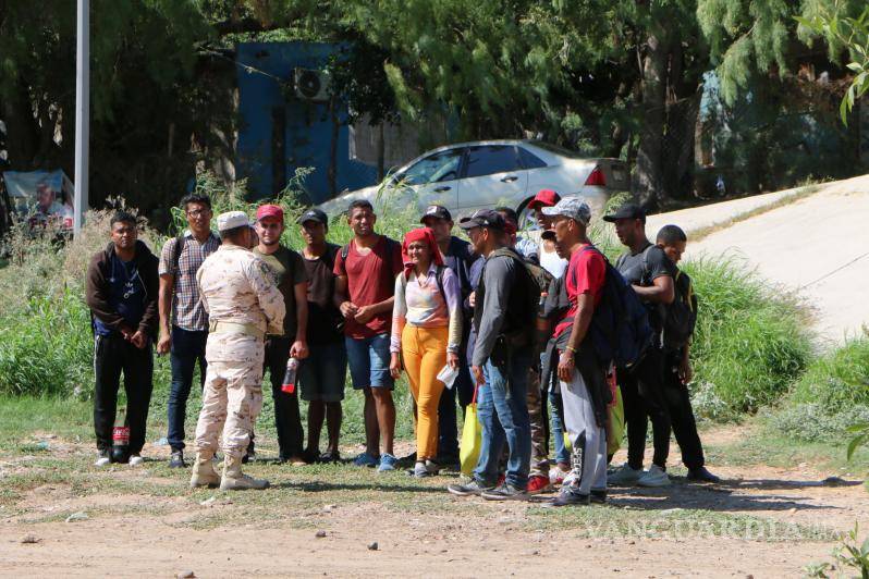 $!Un elemento del Ejército Mexicano le advierte al grupo de migrantes lo arriesgado que es cruzar el río Bravo.