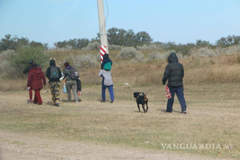 $!Pequeños grupos de personas continúan llegando a Piedras Negras, algunos hasta con sus mascotas.