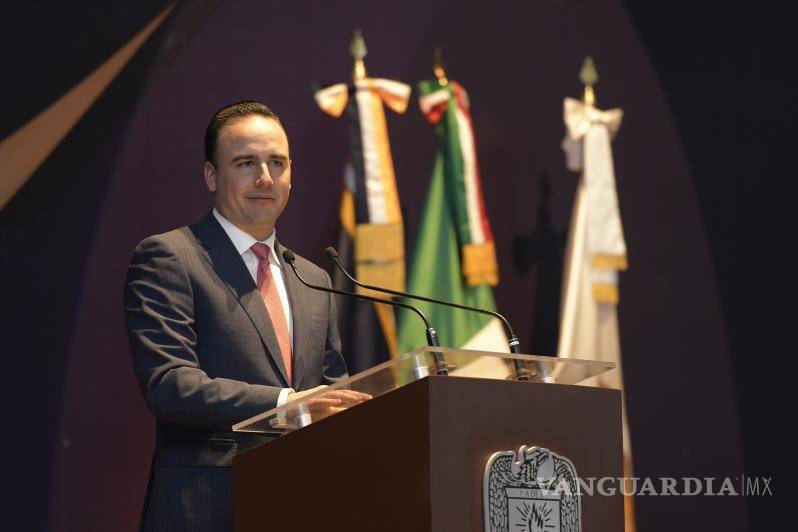 $!El gobernador Manolo Jiménez Salinas subraya la importancia de la experiencia de Salvador Hernández Vélez.