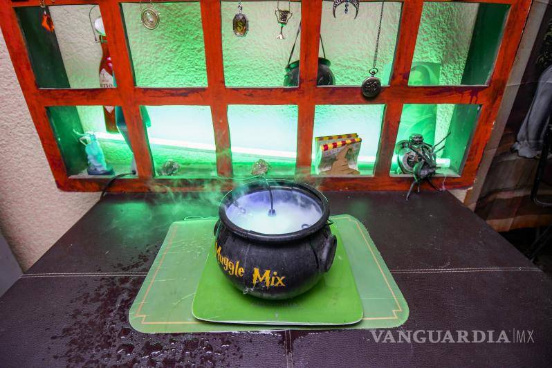 $!Calderos humeantes, murciélagos y telarañas reciben a los visitantes en la casa decorada de Jazheel Valencia, transformada en un recorrido de Halloween lleno de magia y terror.