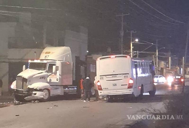 $!El choque ocurrió cuando la unidad de transporte público se incorporó sin precaución a la vialidad.