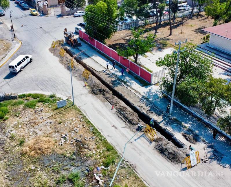 $!Un tramo colapsado del drenaje sanitario provocó la salida de aguas negras a la vía pública en la calle Zaragoza.