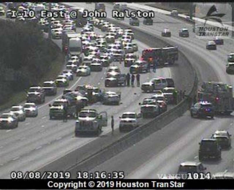 $!Pánico en Houston tras tiroteo entre autos en autopista