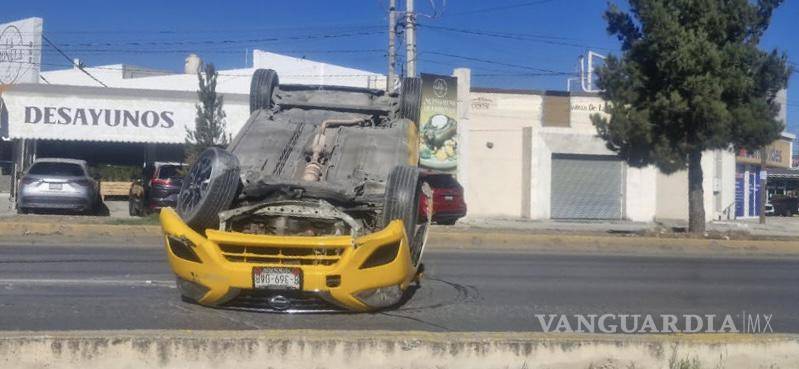 Vuelca taxista al impactarse contra camellón tras presunta falla mecánica en Saltillo