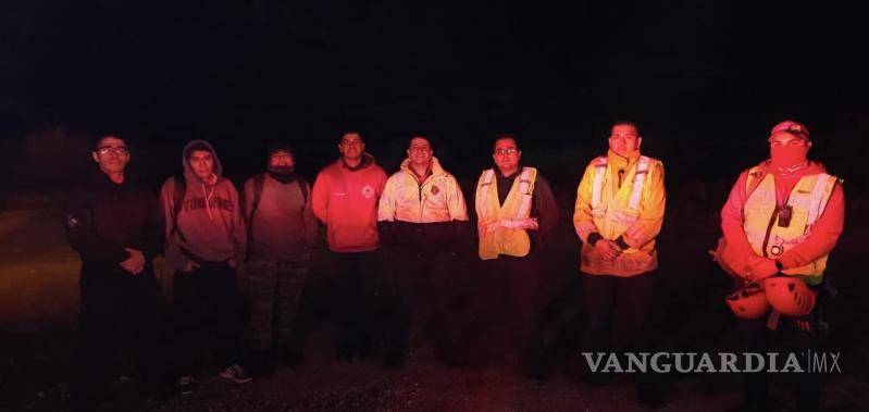 $!Los jóvenes fueron localizados cerca de la medianoche y, tras ser valorados por los rescatistas, se confirmó que no presentaban lesiones de consideración.