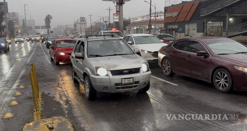 $!Elementos de Tránsito Municipal acudieron al periférico Luis Echeverría para tomar conocimiento del accidente y coordinar el retiro de las unidades.