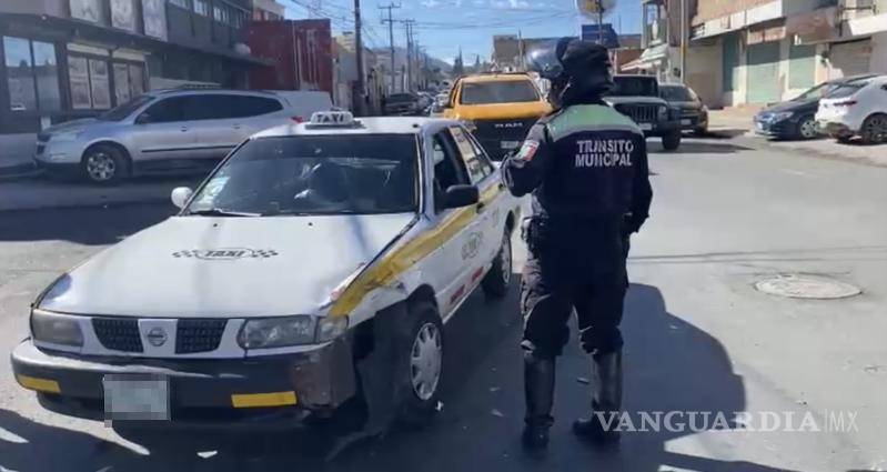 $!Agentes de Tránsito regulan el tránsito para retirar las unidades tras la colisión en el cruce de Melchor Múzquiz y Mariano Abasolo.