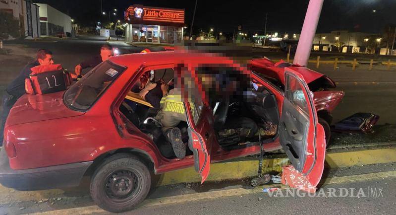 $!Elementos de rescate utilizaron quijadas de la vida para liberar al conductor.