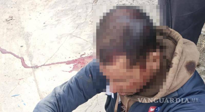 $!El lesionado, dedicado a la recolección de material reciclable, fue atendido en el sitio por socorristas tras presentar una herida en la cabeza.