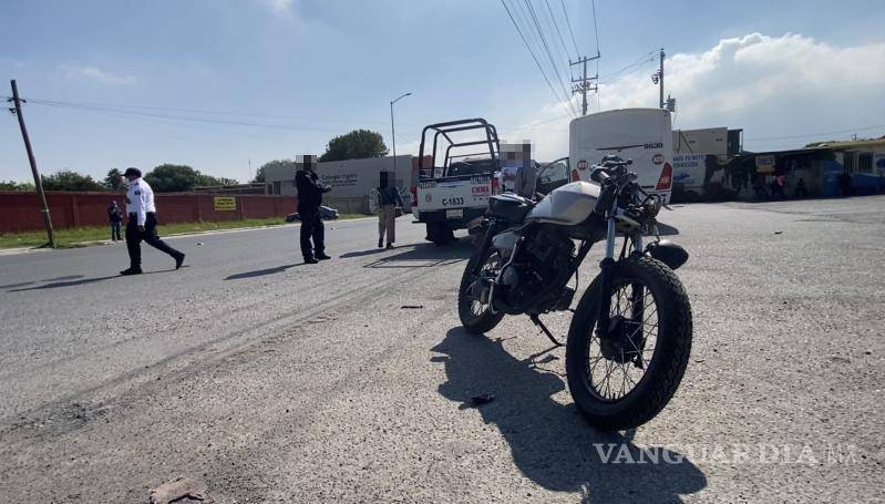 $!La motocicleta Itálika del joven quedó dañada tras el choque con el transporte.