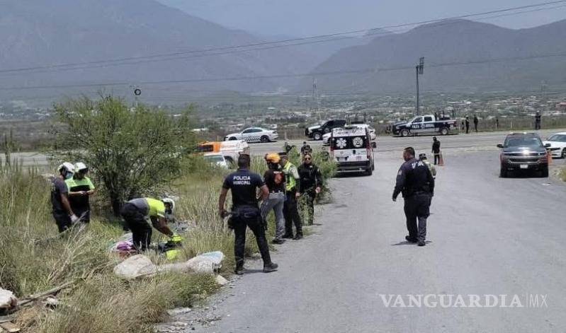 $!Personal de auxilio confirmó la muerte del operador a un costado del camión volcado.