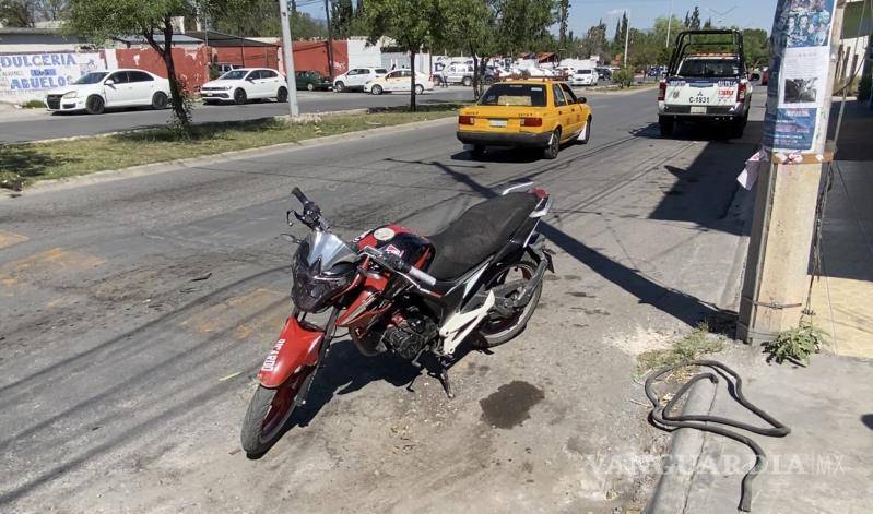 $!Agentes de Tránsito Municipal entrevistaron a José luego del accidente ocurrido en el bulevar Morelos.