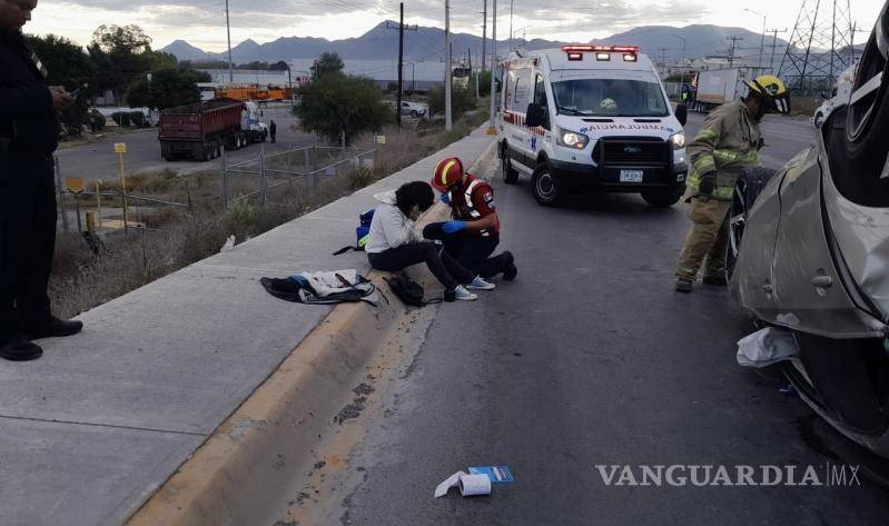 $!La conductora de 32 años fue atendida por paramédicos tras presentar una crisis nerviosa.