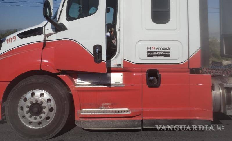 $!Derrapa motociclista y se impacta contra tráiler en el libramiento OFT; resulta herido