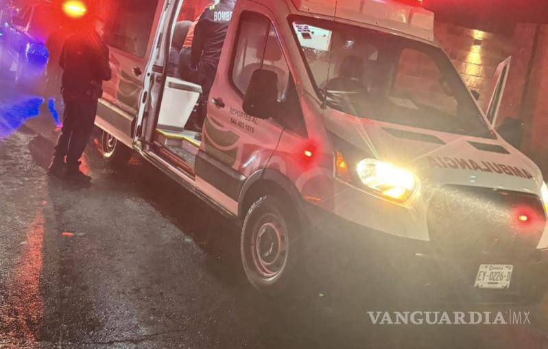 $!Familiares trasladaron al hombre inconsciente hacia la vía pública para solicitar ayuda, pero al arribar los paramédicos confirmaron que ya no contaba con signos vitales.