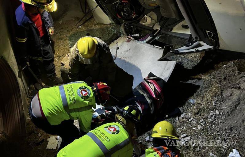$!El vehículo Chevrolet, con placas de Nuevo León, terminó recostado dentro de un pozo de desagüe.