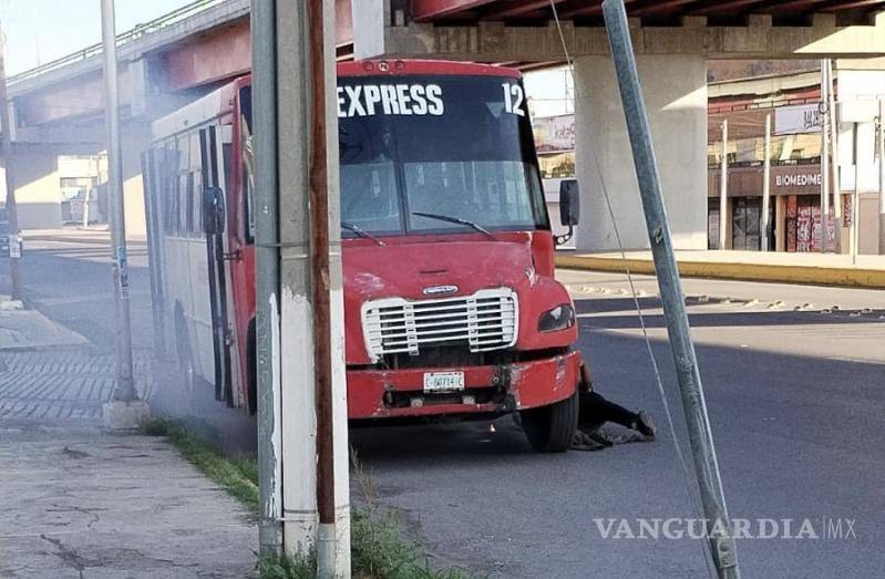 $!Camión de transporte urbano detenido en la colonia Guanajuato tras el conato de incendio.
