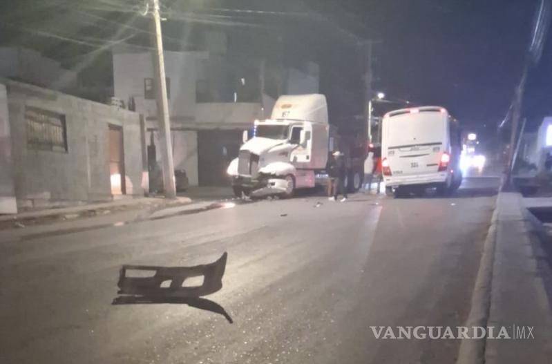 $!Un tractocamión de la empresa Dasa colisionó contra el costado de la combi al no poder evitar el impacto.