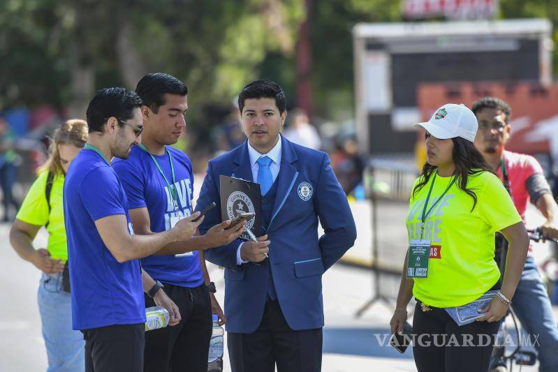 $!Representantes de Guinness World Records supervisaron el desarrollo del intento y verificaron el cumplimiento de las reglas establecidas para el desafío.
