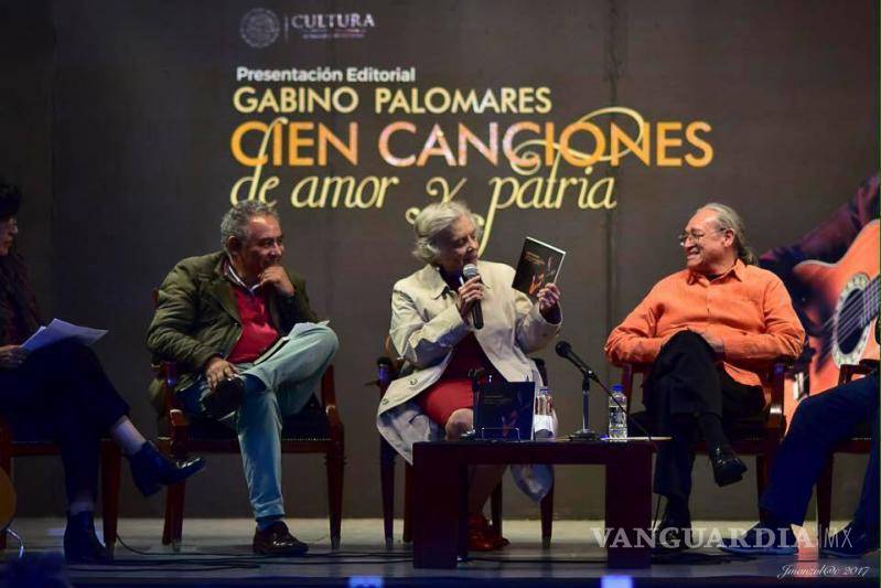 $!Elena Poniatowska presentando el libro “Cien canciones de amor y patria”.