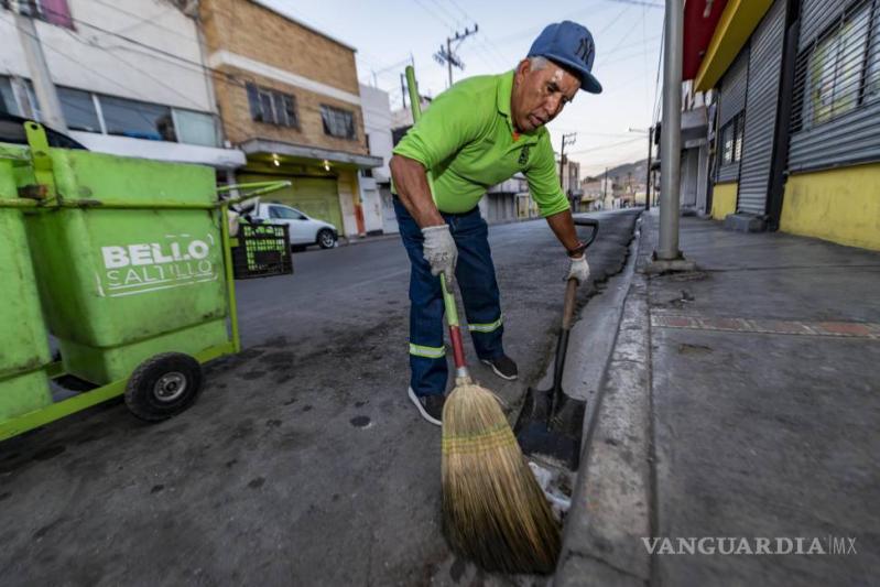 $!La labor del personal de limpieza es indispensable para mantener las calles limpias.