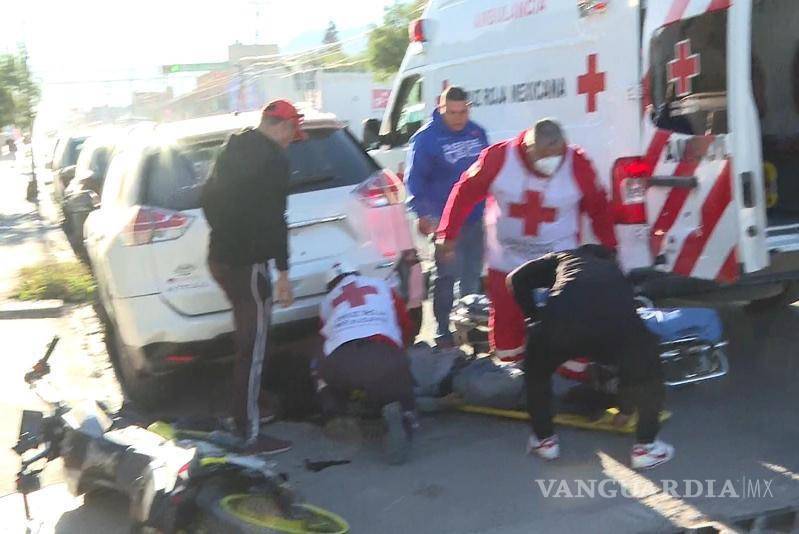 $!Paramédicos de la Cruz Roja acudieron al lugar y trasladaron al adolescente al Hospital General en estado crítico, donde cayó en paro cardiorrespiratorio.