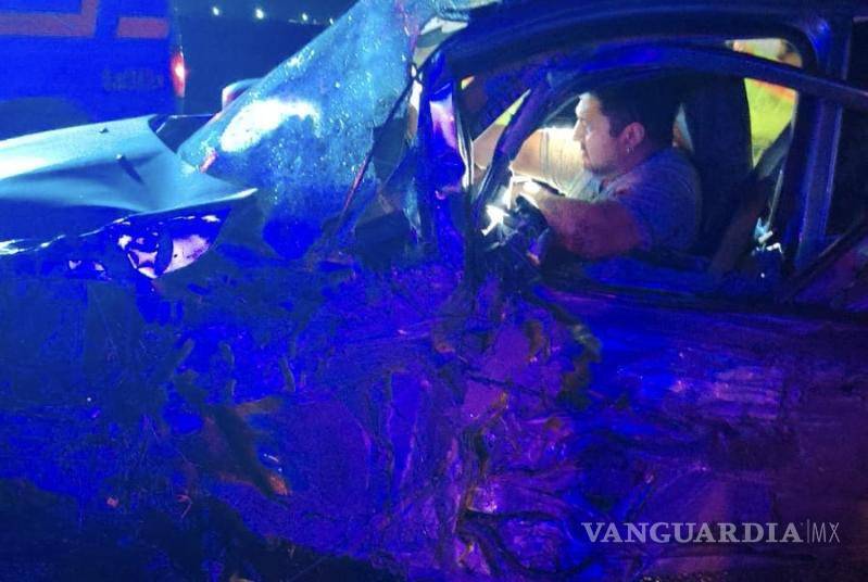 $!El accidente ocurrió en el kilómetro 5+100 de la carretera a Derramadero, donde dos vehículos impactaron de frente.