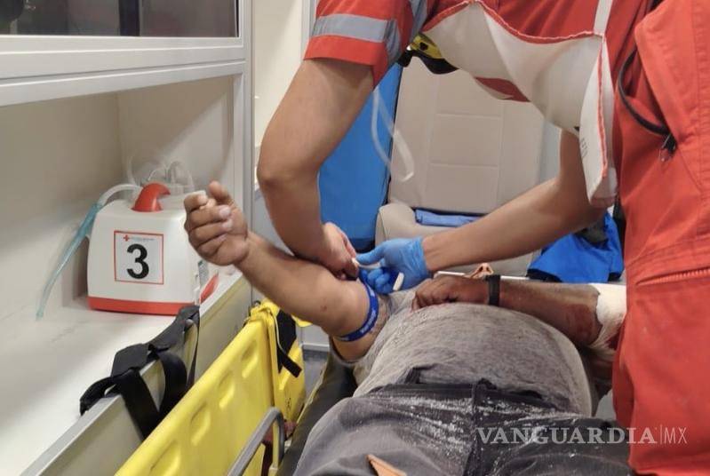 $!Uno de los conductores quedó atrapado dentro de su vehículo tras el fuerte accidente ocurrido en la carretera a Derramadero.