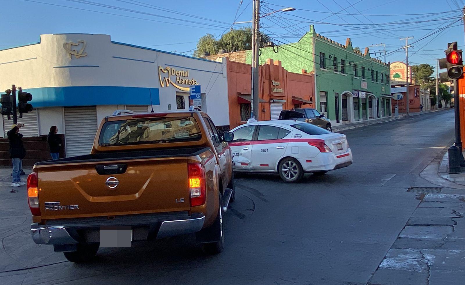 Taxista confunde el semáforo y choca, en la Zona Centro de Saltillo. Noticias en tiempo real