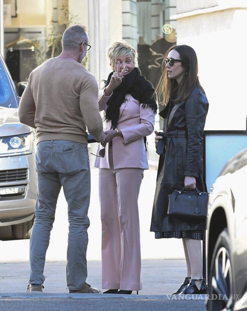 $!Enormes tacones provocan caída de Sharon Stone