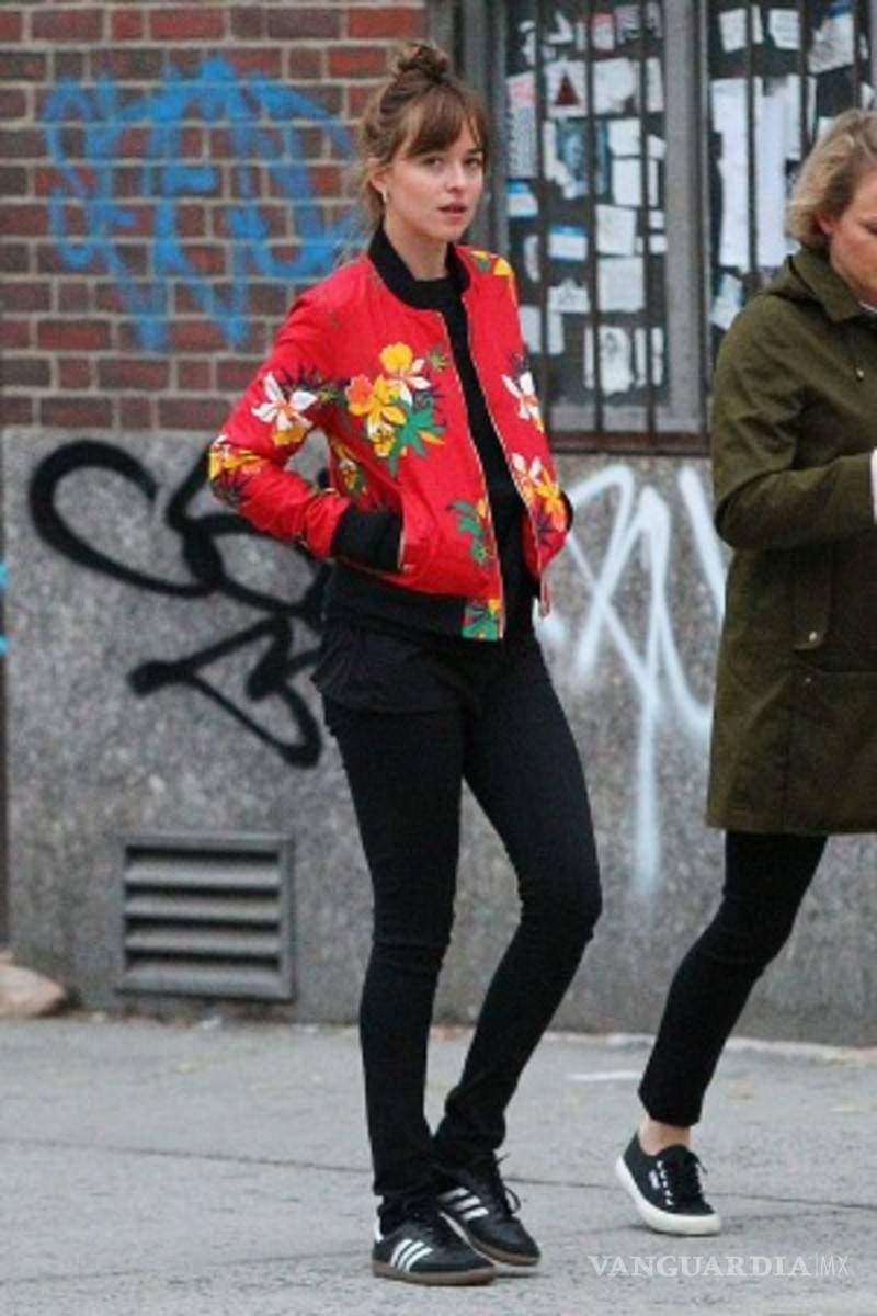 $!Dakota Johnson: Nominada a lo peor del cine, pero calificada con 100 por su ‘street style’