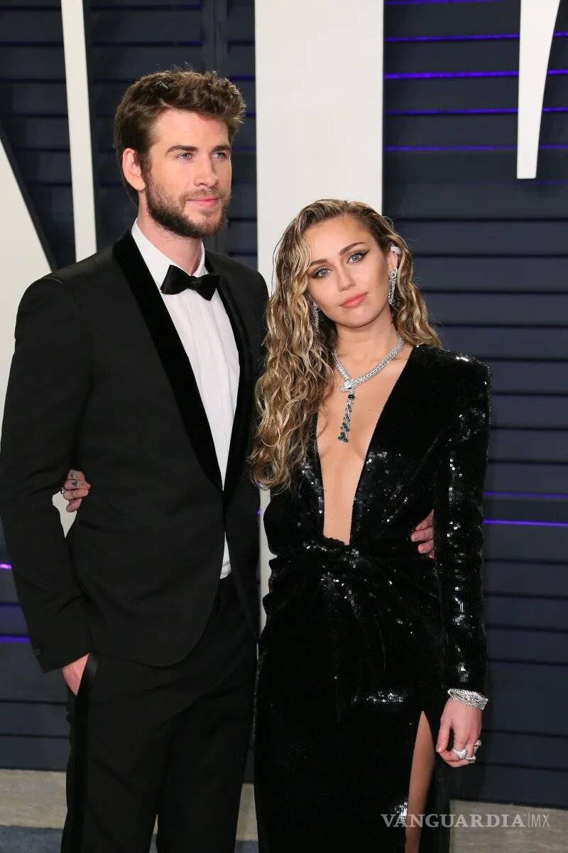 $!Captan a Miley Cyrus echándole una mirada matadora a Hemsworth (Fotos)