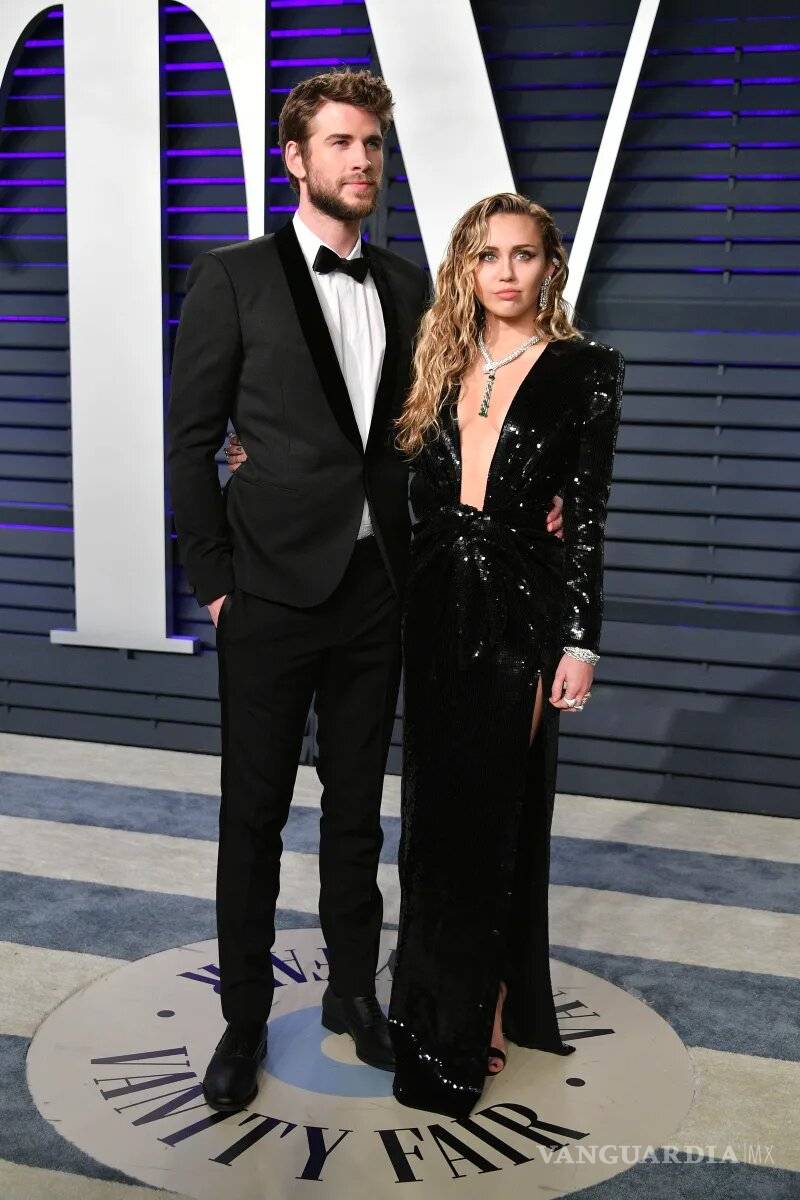 $!Captan a Miley Cyrus echándole una mirada matadora a Hemsworth (Fotos)