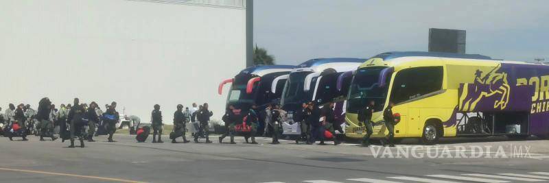 $!Guardias nacionales fueron trasladados en autobuses bajo estrictas medidas de seguridad hacia el penal de máxima seguridad.