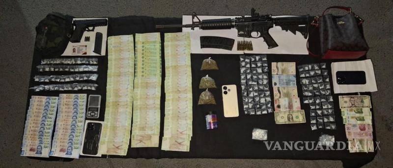 $!Al momento de ser detenidos a los presuntos se les decomisaron armas, así como droga y dinero en efectivo.