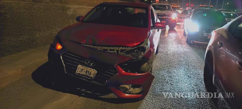 $!Este conductor no guardó la distancia de seguridad y chocó por alcance a un Nissan Sentra.