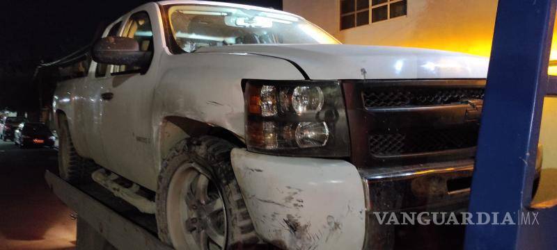 $!El taxi, al continuar su marcha rumbo al sur le quitó derecho de paso a una camioneta Chevrolet Silverado.