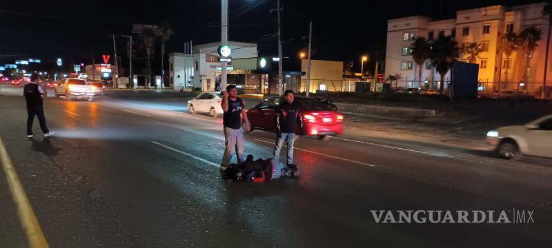 $!Transeúntes “abanderaron” para evitar que el motociclista fuera arrollado por otros autos.