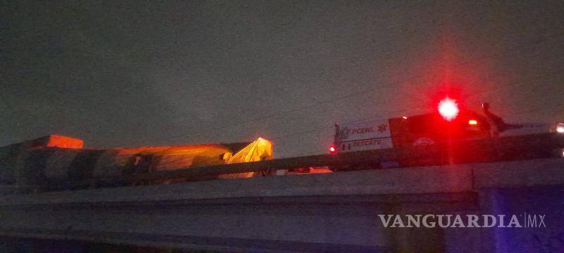 $!Tráiler cargado de acero vuelca en Libramiento Noroeste, en NL