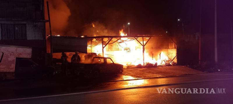 $!Elementos de la Policía Municipal acordonaron el área mientras se realizaban las labores de control del incendio.