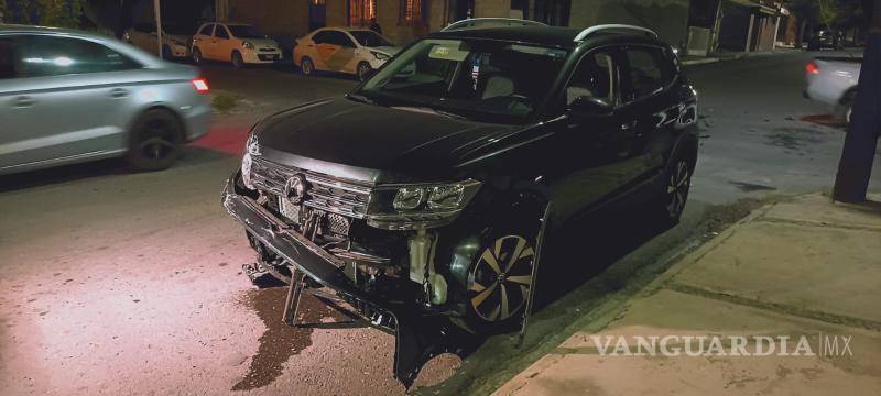 $!La camioneta terminó con el frente destrozado.