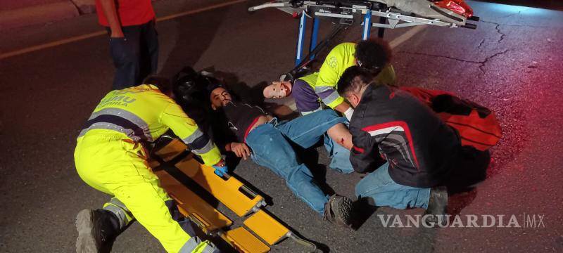 $!El joven terminó en el pavimento.