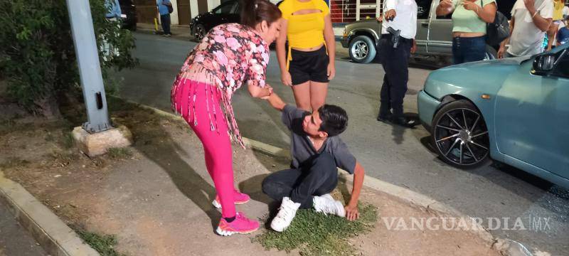 $!La madre del adolescente llegó a ayudarlo.