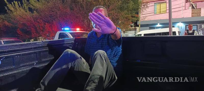 $!Uno de los detenidos sobre la patrulla.